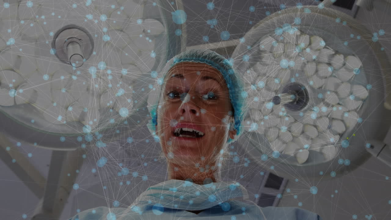 Animazione di una rete di connessioni su una chirurga che parla in sala operatoria.