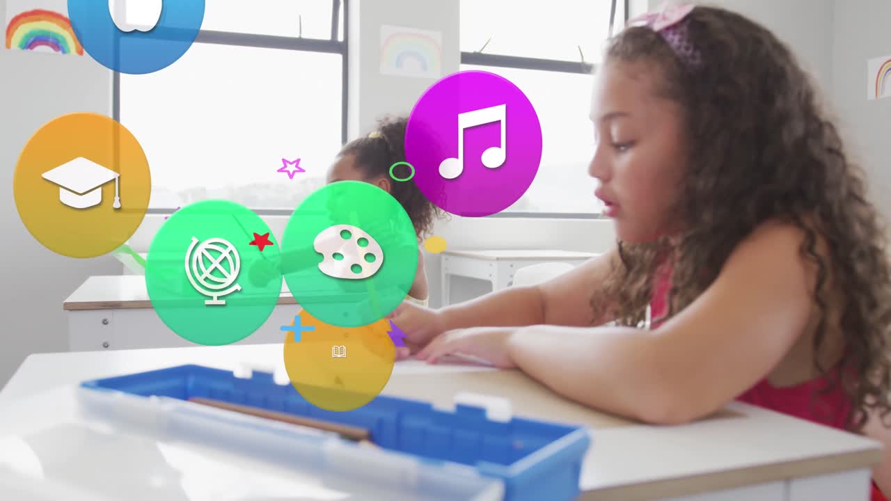animación de iconos de materias escolares sobre niñas escolares felices y diversas que escriben en el aula