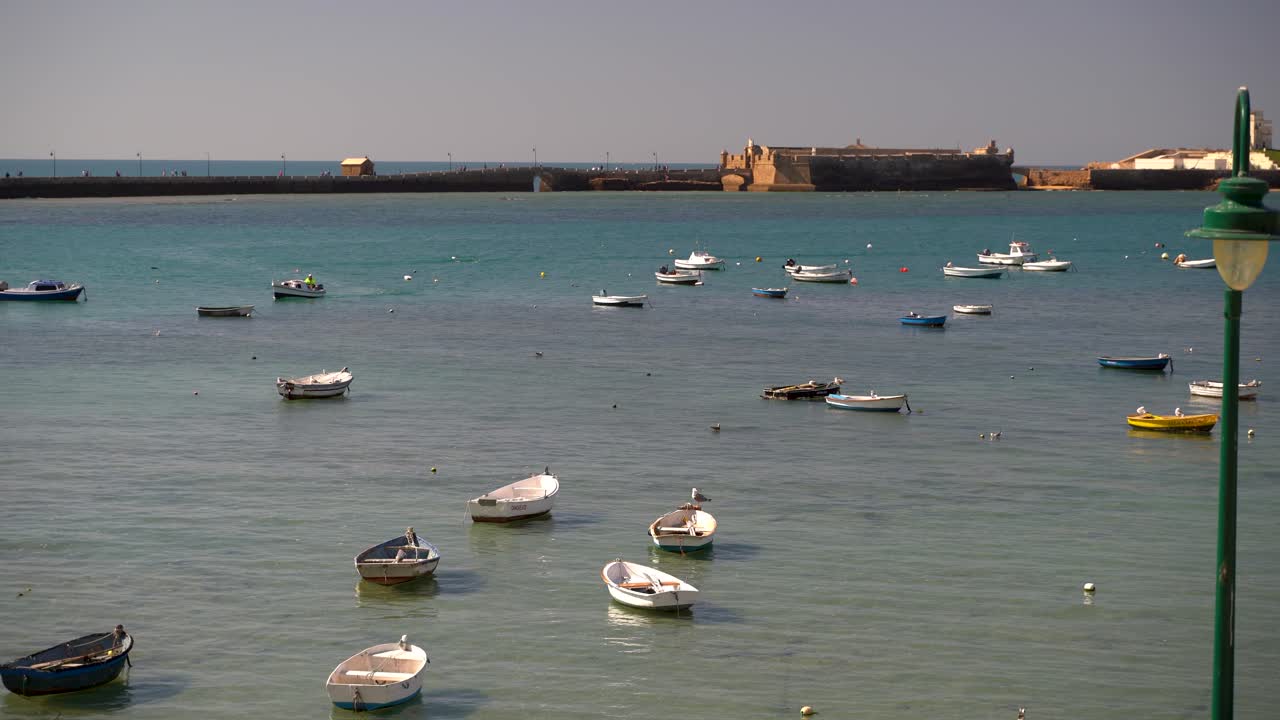 카디즈 베이의 만조 때 바다에 있는 많은 작은 어선