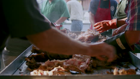 Lapso-De-Tiempo-De-Hombres-Sacando-Cerdo-De-Cerdo-Cocinado-En-Una-Barbacoa