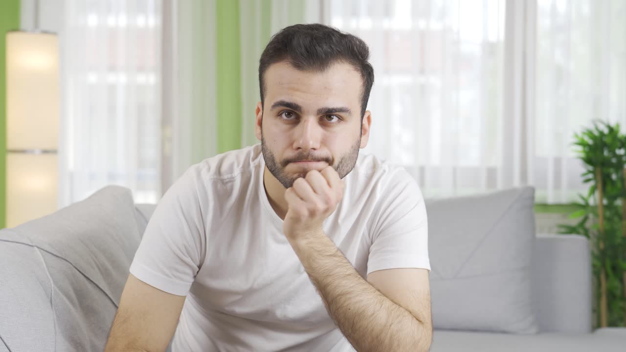 un joven infeliz, triste y triste.