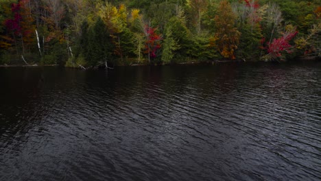 Wunderschöne-Herbstfarben-Am-Androscoggin-River,-New-Hampshire