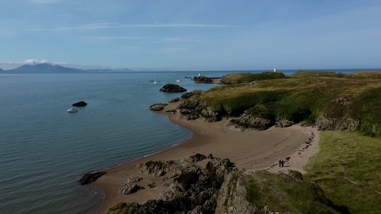 ynys llanddwyn tranquila playa de la isla galesa vista aérea que establece una tranquila costa de arena