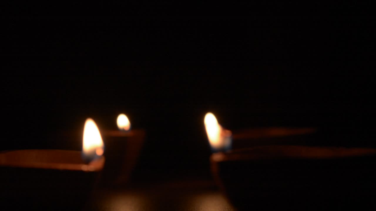 Diya in terracotta per Diwali su sfondo scuro, usate per illuminare la casa durante le celebrazioni del Diwali.
