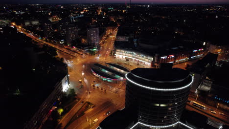 Vista-Aérea-De-Drones-De-La-Plaza-Grunwald-Al-Atardecer-Con-Tráfico-Por-Carretera-En-El-Fondo-Y-Centro-De-Transporte-Público