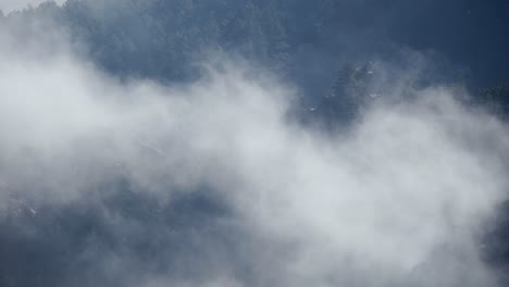 lapso de tiempo aéreo de nubes de niebla sobre las montañas