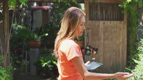 mujer usando una tableta digital en la naturaleza
