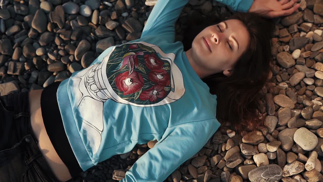 해변에서 편안한 여자