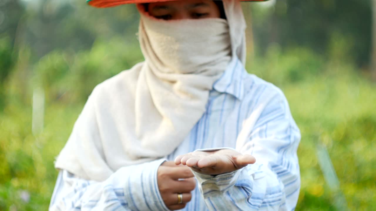 사용자 인터페이스와 모바일 기술을 사용하는 농부 손 제스처 사이버와 자연 농장에서 미래의 개념을위한 빈 공간