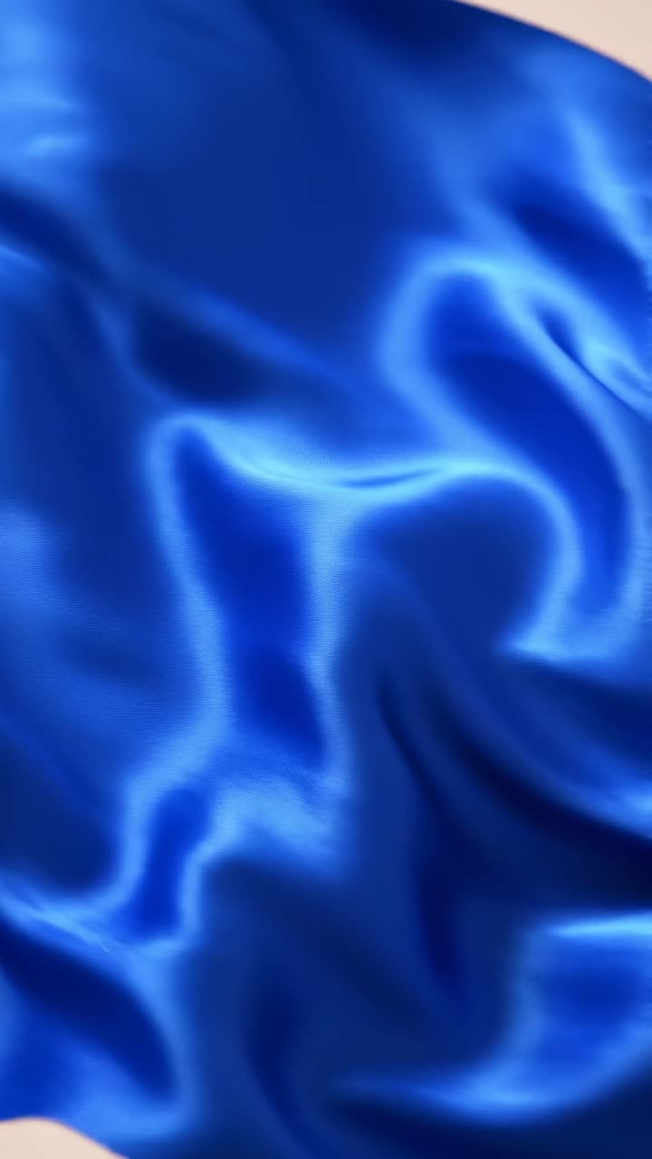 Morbido tessuto di seta blu che scorre e ondeggia