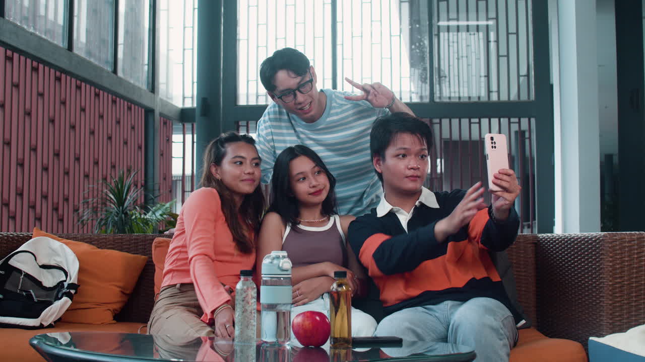 친구 들 이 셀피 사진 을 찍는 것