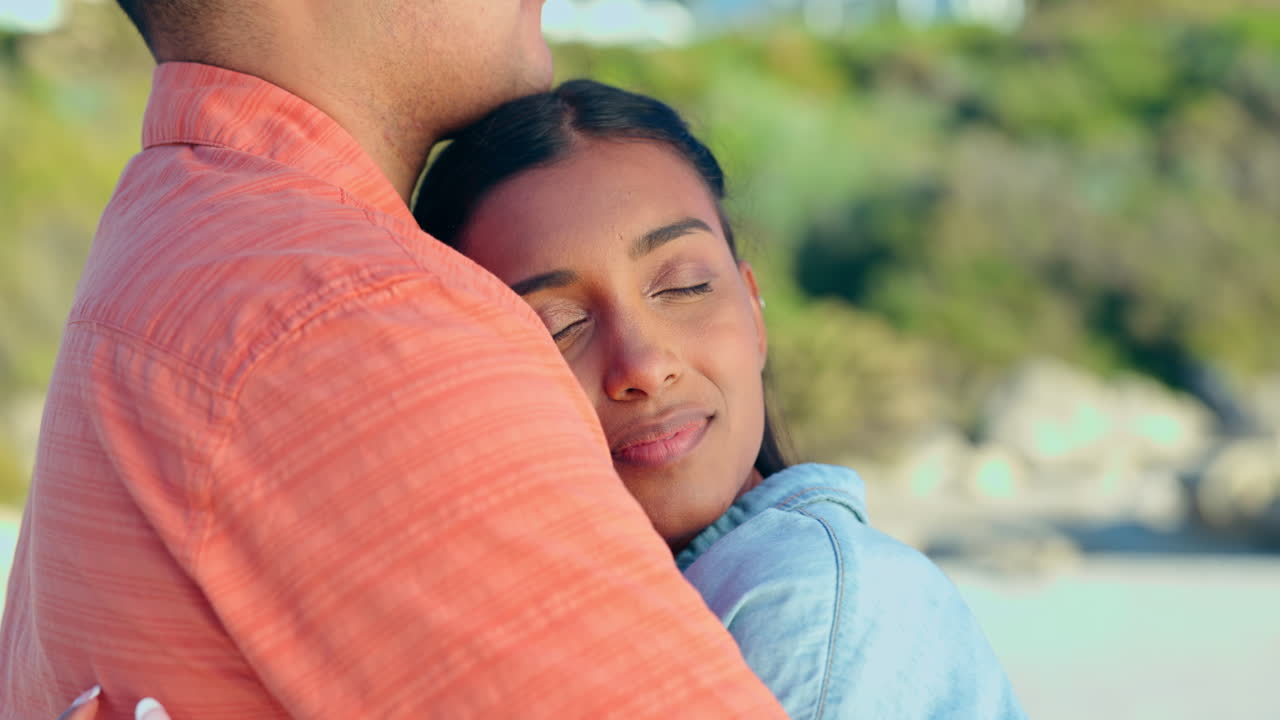 amor, abrazo y viaje con pareja en la playa