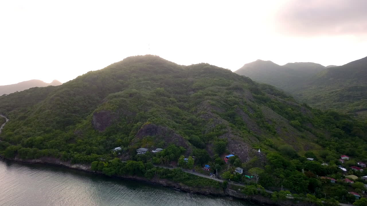 Ripresa aerea con zoom indietro di un'isola nei Caraibi colombiani