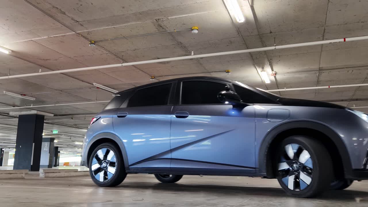 coche eléctrico en un garaje de estacionamiento subterráneo