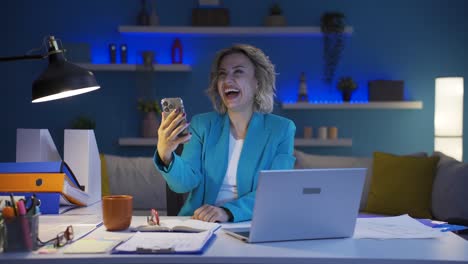 Mujer-Trabajadora-De-Oficina-En-Casa-Recibiendo-Buenas-Noticias-Por-Teléfono.