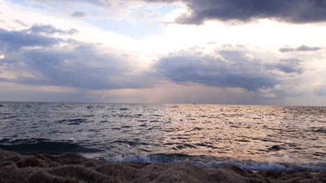 Olas-Del-Mar-Y-Nubes-Lluviosas-En-El-Horizonte