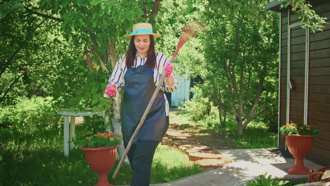 뒷마당 에서 정원 을 꾸리는 여자