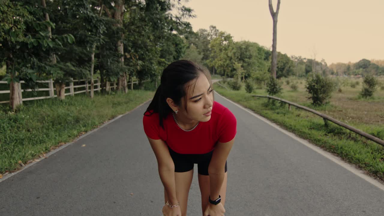 달리는 것에서 휴식을 취하는 여자