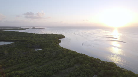 vista de la puesta de sol sobre el océano con un dron en órbita