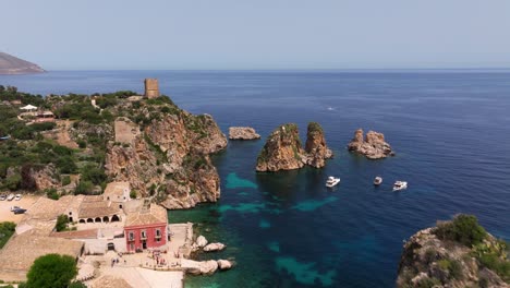 Vista-Cinematográfica-Aérea-Sobre-Tonnara-Di-Scopello-En-Sicilia,-Italia.