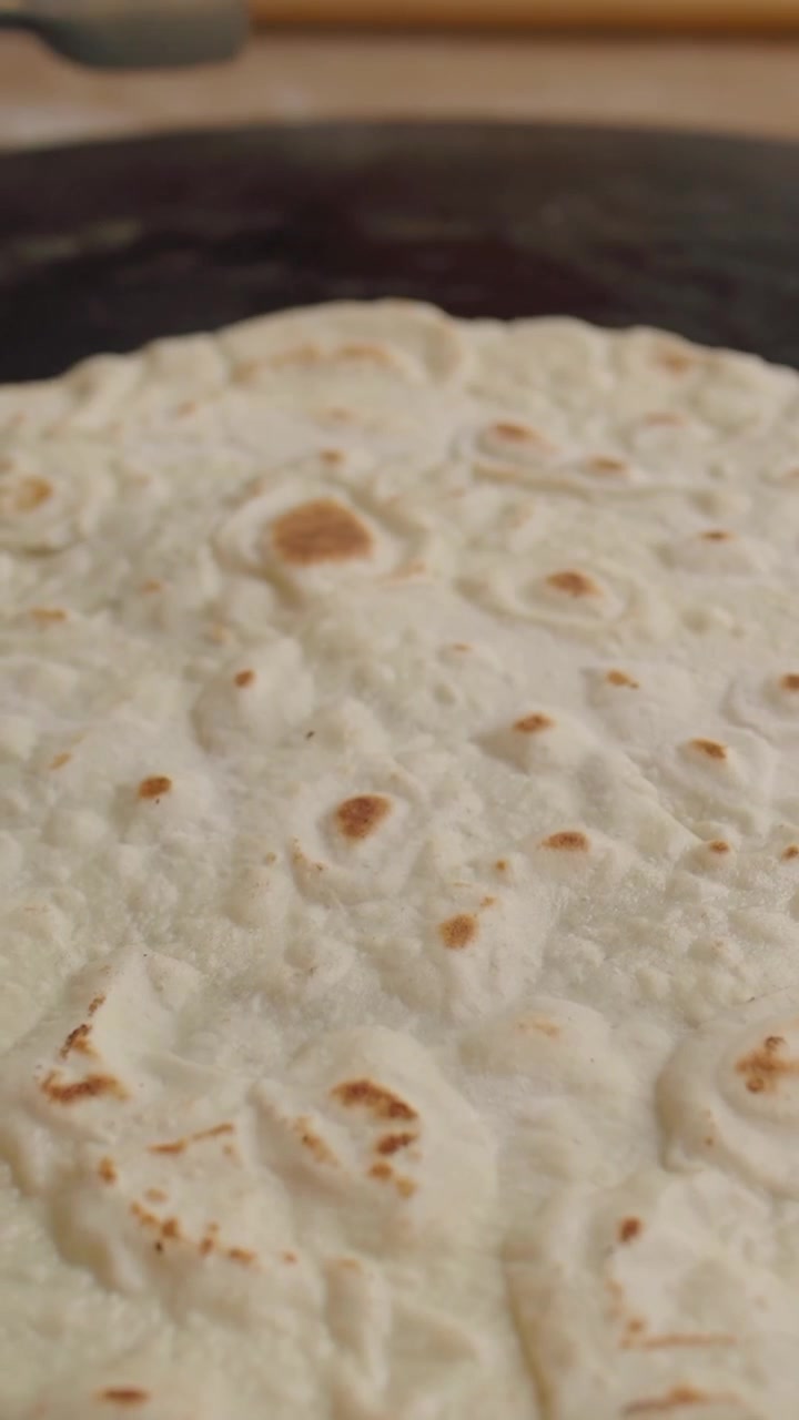 Roti Pipih Dimasak di Atas Wajan Panas