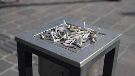 las colillas de los cigarrillos en un cenicero