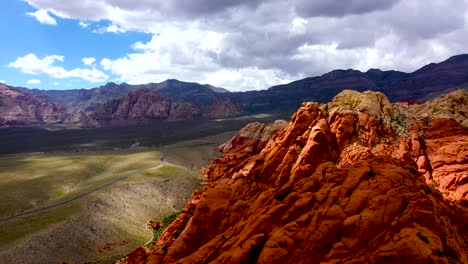 Luftdrohnenaufnahme,-Die-Tagsüber-über-Den-Red-Rock-Canyon-Mountains-In-Las-Vegas,-Nevada,-Fliegt