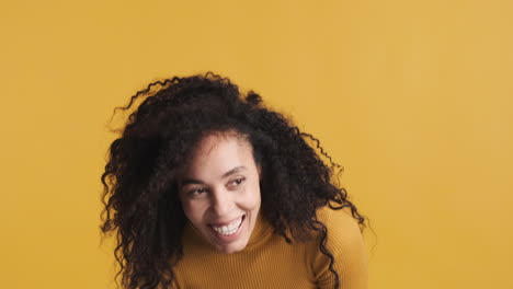 Afroamerikanische-Positive-Frau-Auf-Orangefarbenem-Hintergrund.