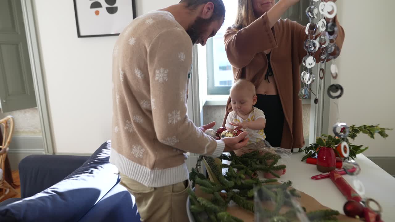 Família decorando para o Natal