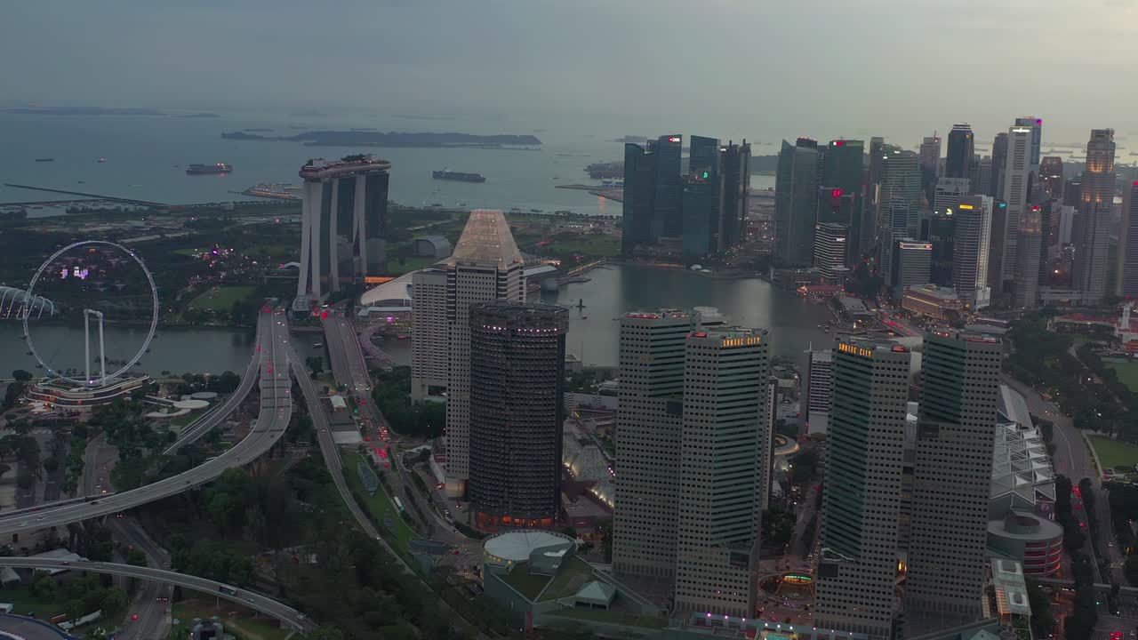 싱가포르 시의 유명한 다운타운 베이 플라이어 트래픽 스트리트 로드 에어리얼 파노라마 4k
