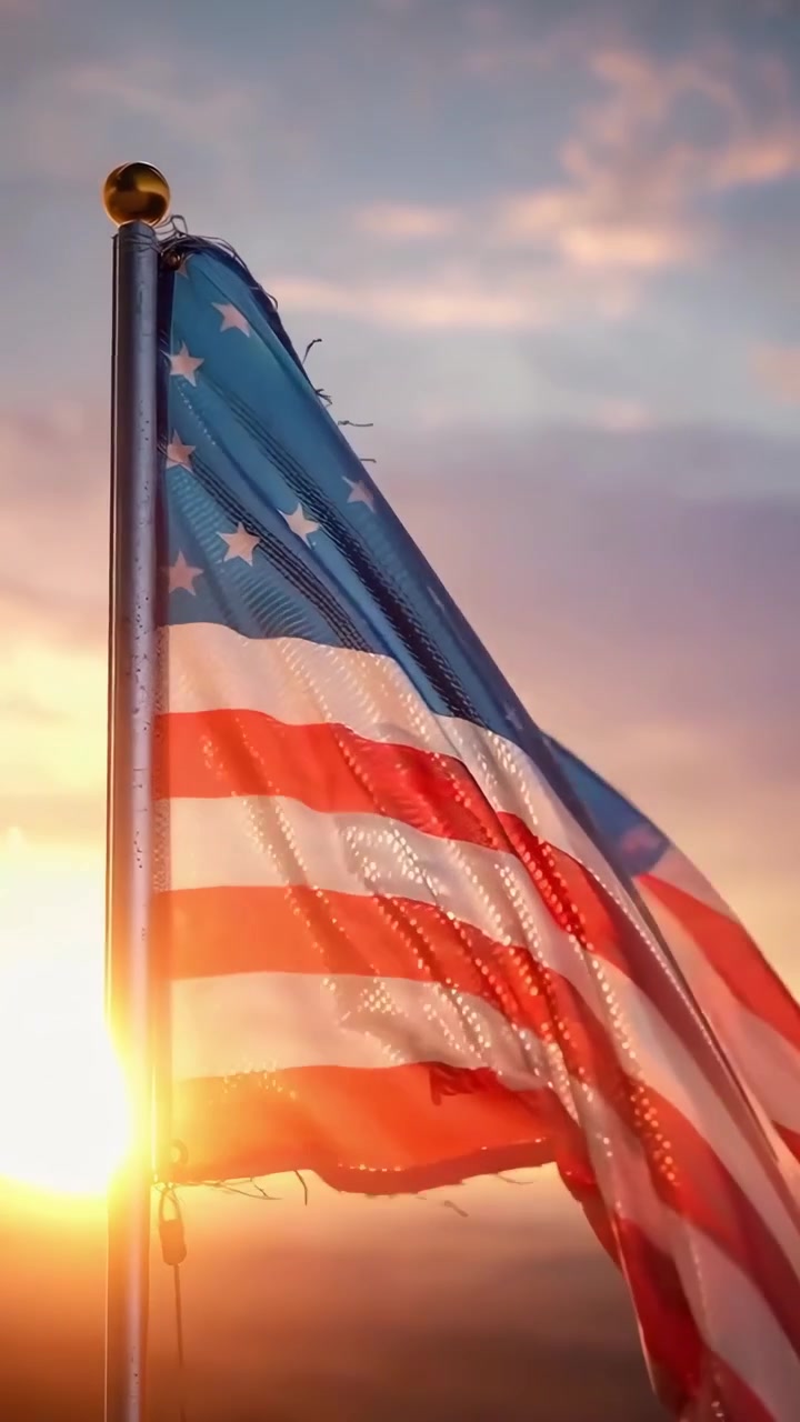 Bandiera americana patriottica che sventola contro un cielo al tramonto dorato