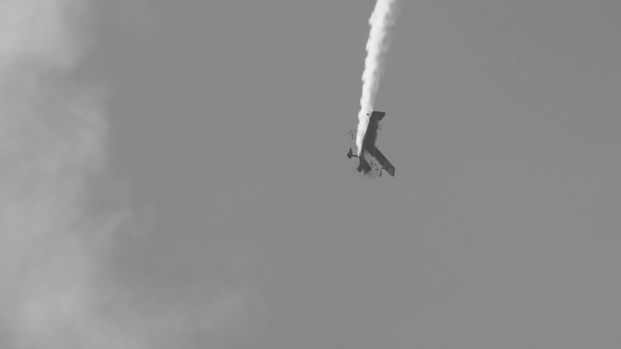 la aeronave ejecuta bucles precisos con rastros de humo