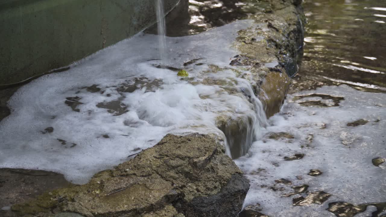 과도한 염수는 담수화 과정에서 탱크 밖으로 땅으로 떨어집니다.