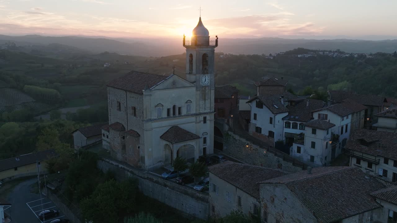 vista aérea de piamonte, histórica ciudad medieval en la cima de una colina y iglesia en el norte de italia