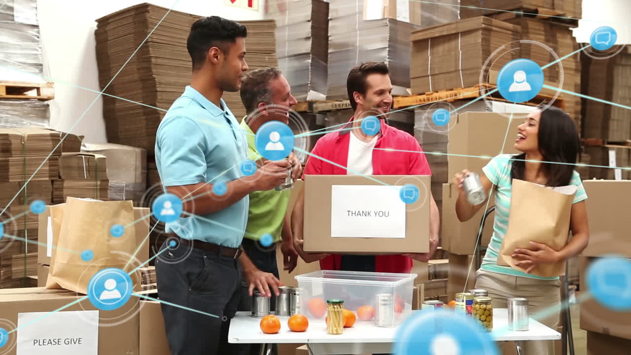 animación de la red de conexiones con iconos y diversas personas que trabajan en el almacén