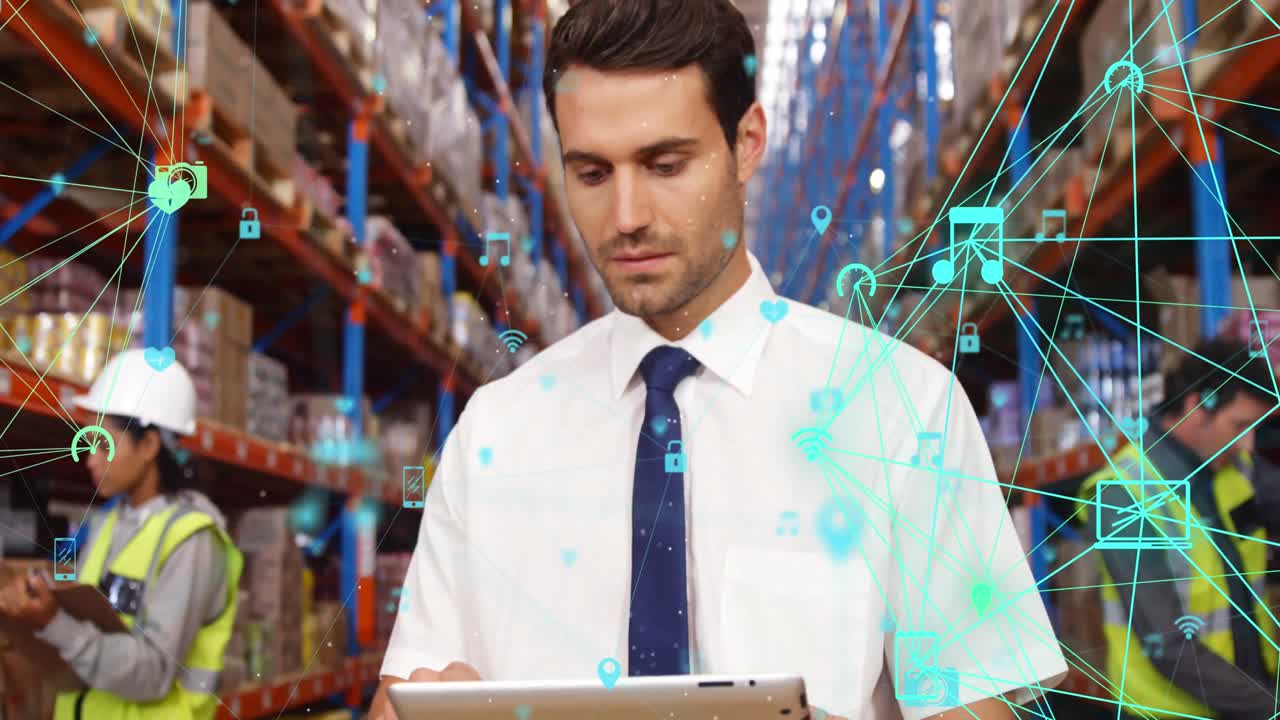 globo de iconos digitales contra el hombre usando tableta digital en el almacén