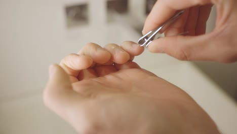 Person-Schneidet-Fingernägel-Mit-Einem-Nagelschneider.-Nahaufnahme