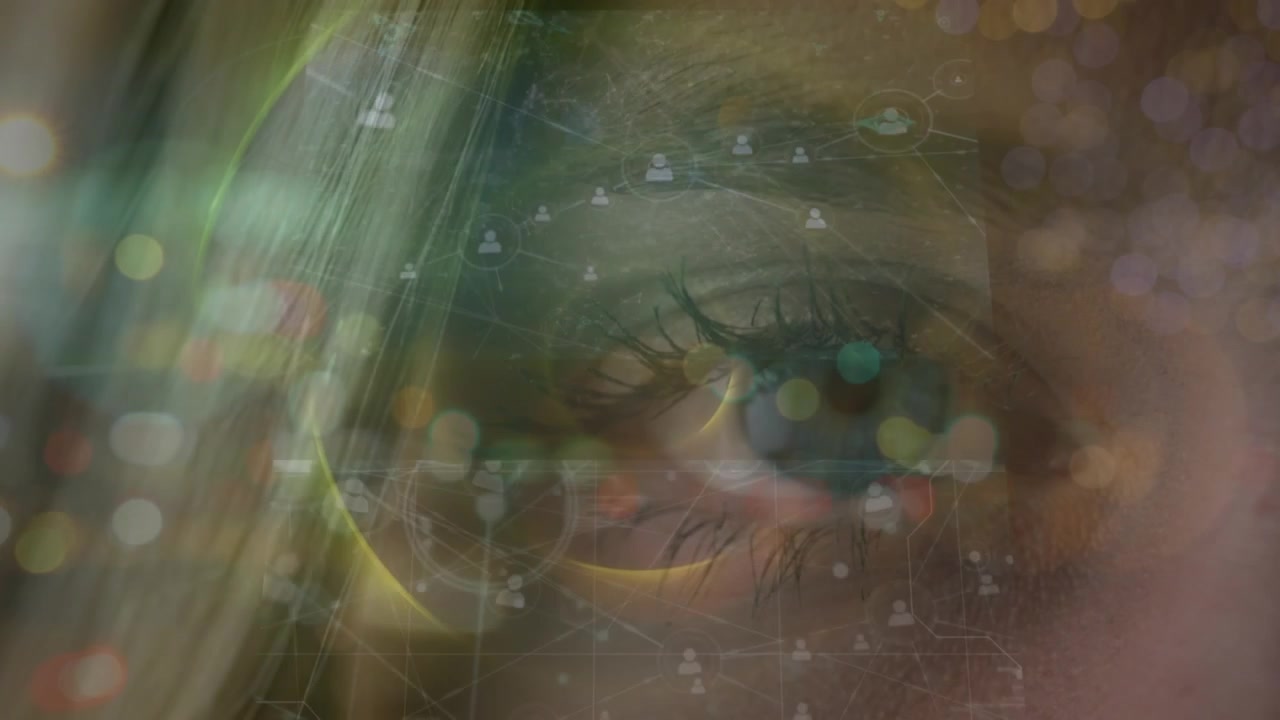 Animazione di dati su schermi digitali che si muovono sull'occhio di una donna caucasica.