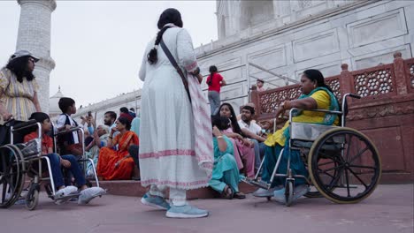 personas discapacitadas disfrutando en el taj mahal