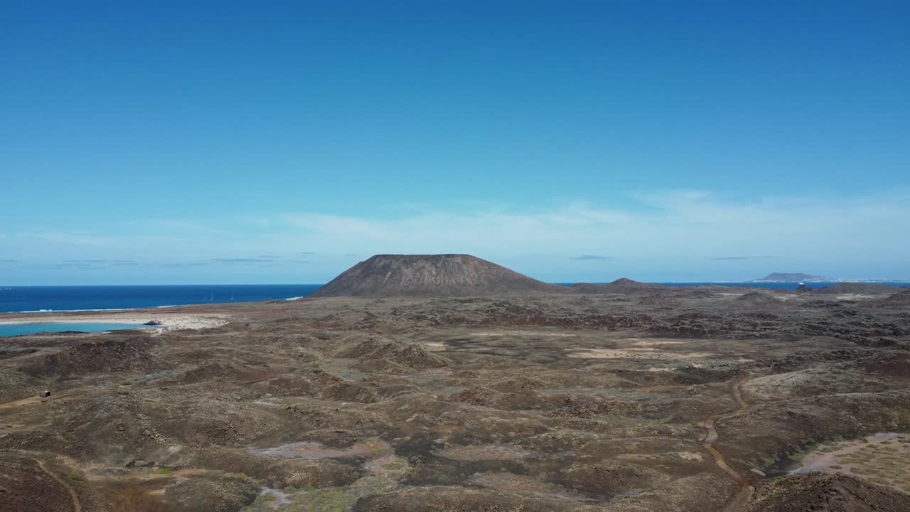 아름다운 맑고 푸른 하늘 아래 스페인 늑대 섬의 험준한 지형을 비행하는 공중 드론 영상