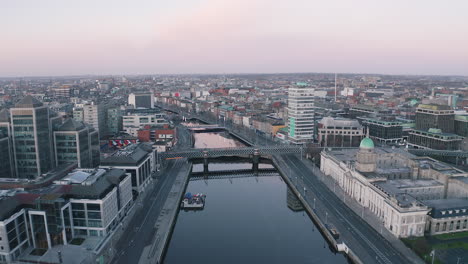 Vuelo-Aéreo-Por-El-Río-Liffey,-Ubicado-En-El-Centro-De-La-Ciudad-De-Dublín