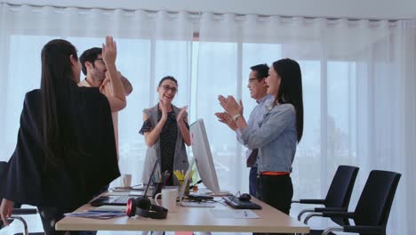 gente de negocios exitosa celebrando el éxito del proyecto en la oficina.