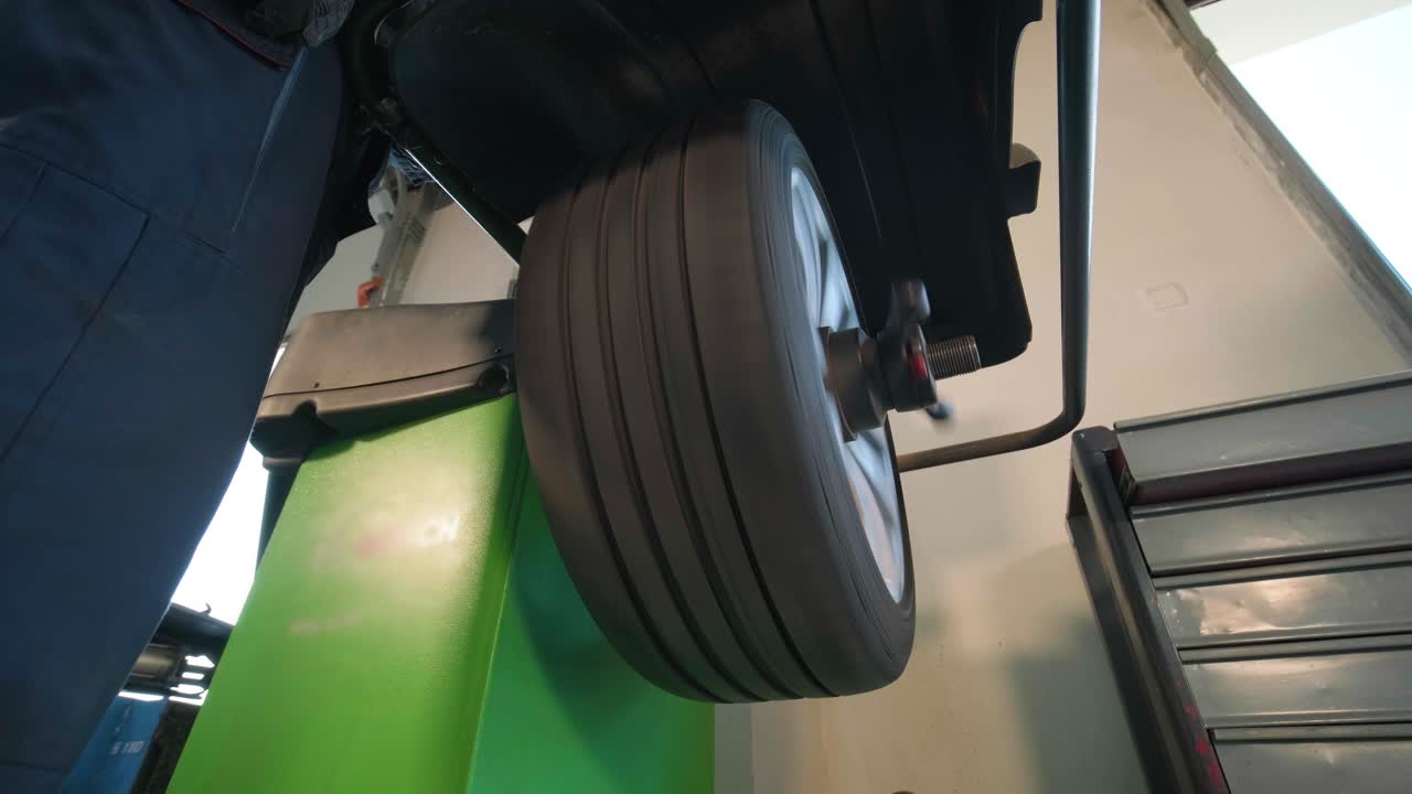 ensayo de la rueda del automóvil - equilibrio y rotación de los neumáticos