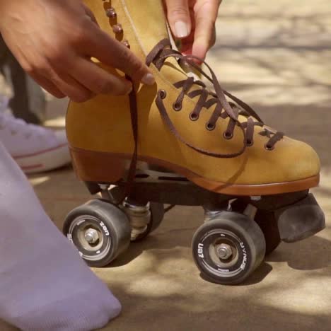 mujer joven poniéndose patines