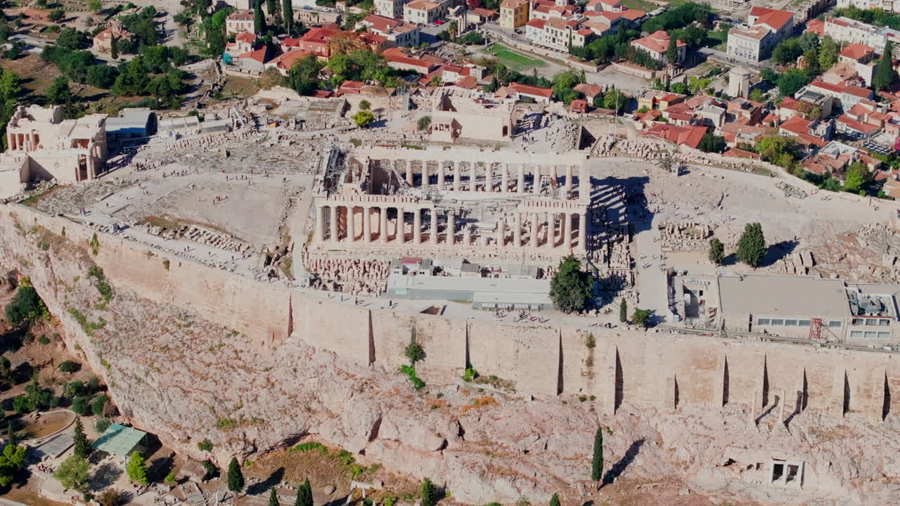아테네 의 중심 지역 을 배경 으로 드러내는 아크로폴리스 의 긴밀 한 하강 공중 촬영