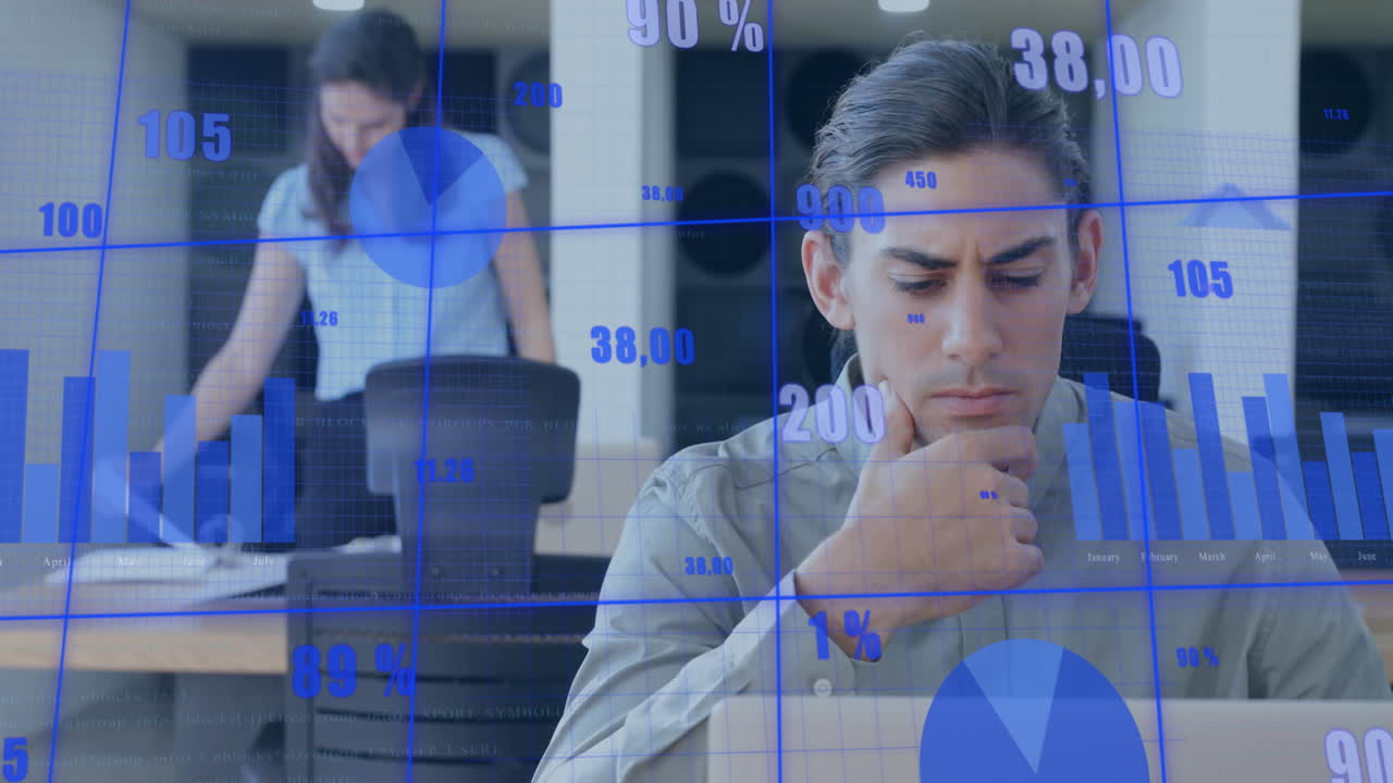 animación de procesamiento de datos estadísticos contra un hombre biracial pensativo usando una computadora portátil en la oficina.