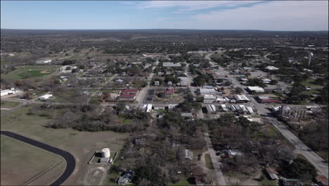 Toma-Aérea-Sobre-Johnson-City,-Texas-Y-Hill-Country,-Dolly-Avanza-Hacia-El-Histórico-Juzgado-Y-El-Centro-De-La-Ciudad