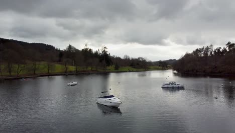 Ich-Betrat-Einen-Park-Am-Seeufer-Mit-Atemberaubendem-Blick-Auf-Die-Berge