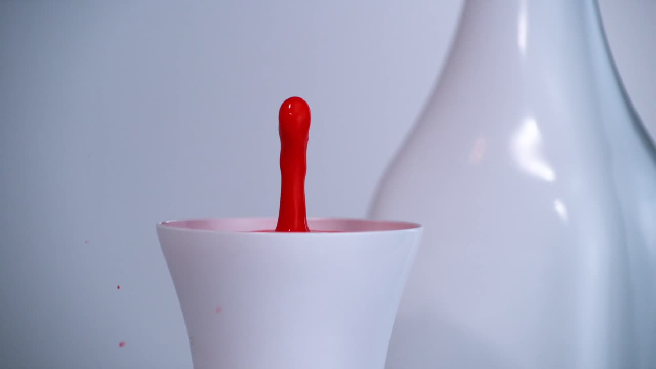 은 물방울이 천천히  컵에 떨어집니다.