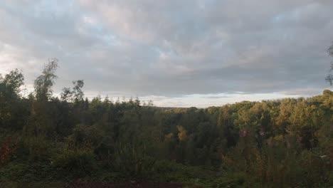 Amanecer-Sobre-El-Paisaje-Del-Valle-Con-Nubes